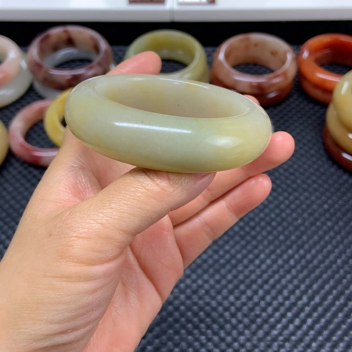 未镶嵌手镯石英质玉