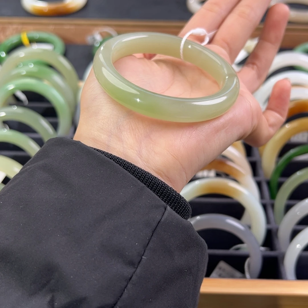 和田玉未镶嵌手镯