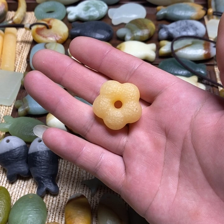 买***买蛇纹石玉未镶嵌颈饰