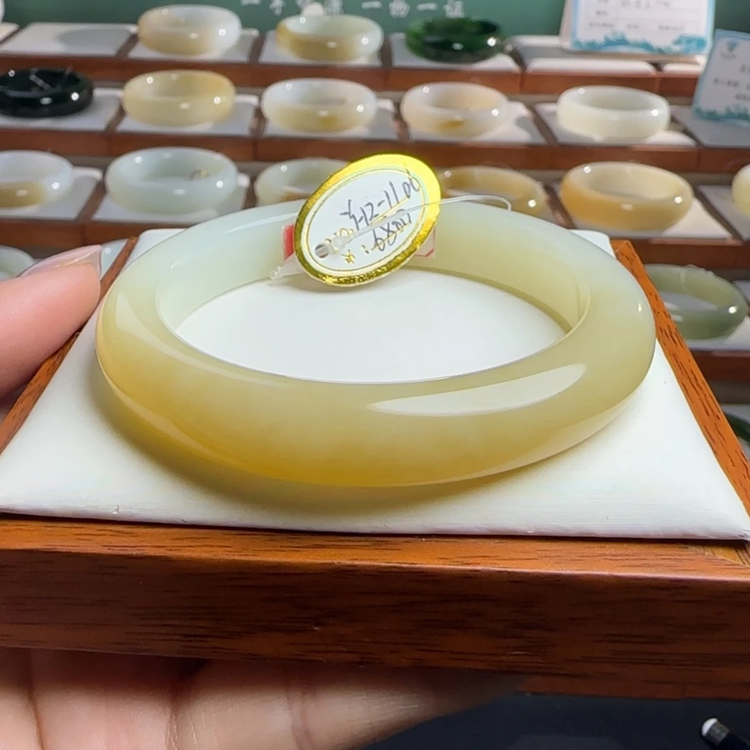 和田玉未镶嵌手镯