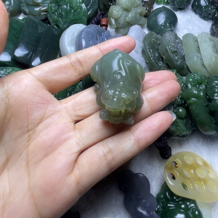 温***弯和田玉未镶嵌颈饰