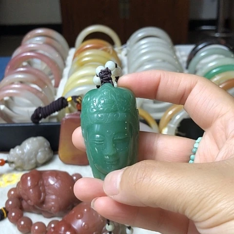 颈饰未镶嵌石英质玉