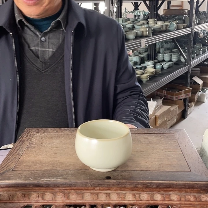 摆件月白釉手拉般若杯