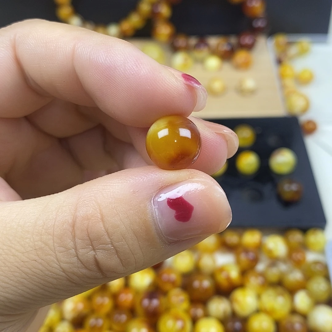 小***戴未镶嵌琥珀裸石蜜蜡