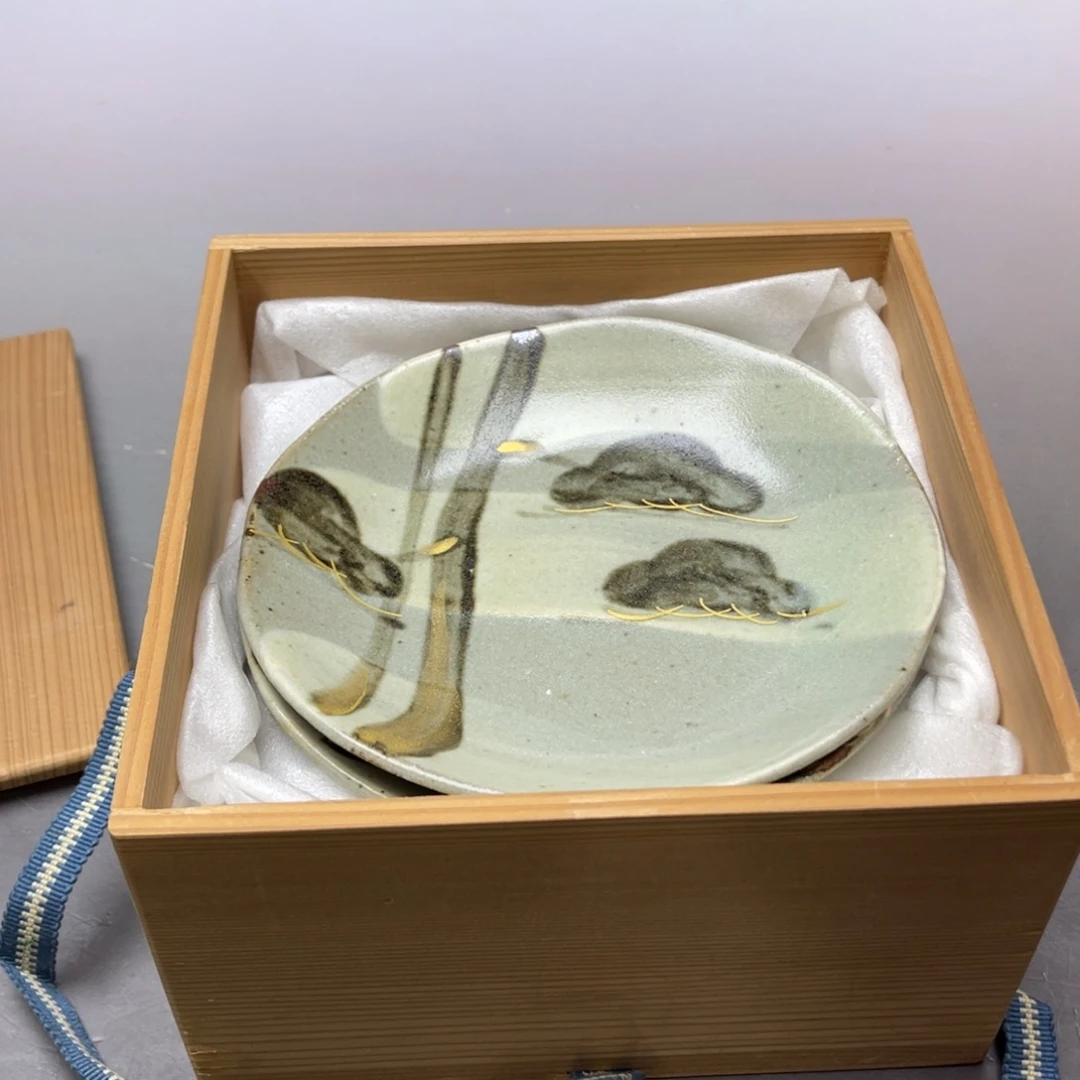 M***y瓷片密密麻麻地铺满一