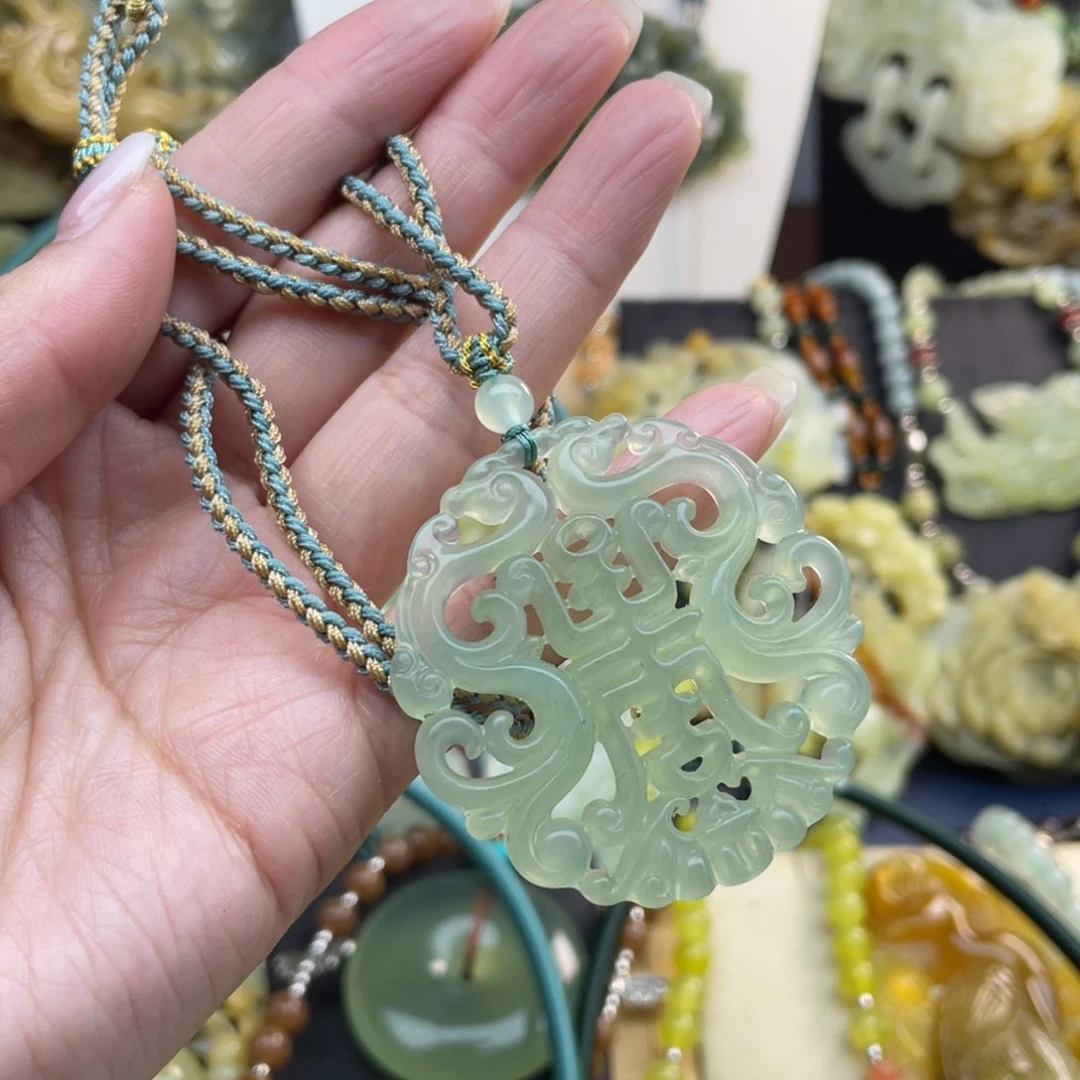 蛇纹石玉颈饰未镶嵌