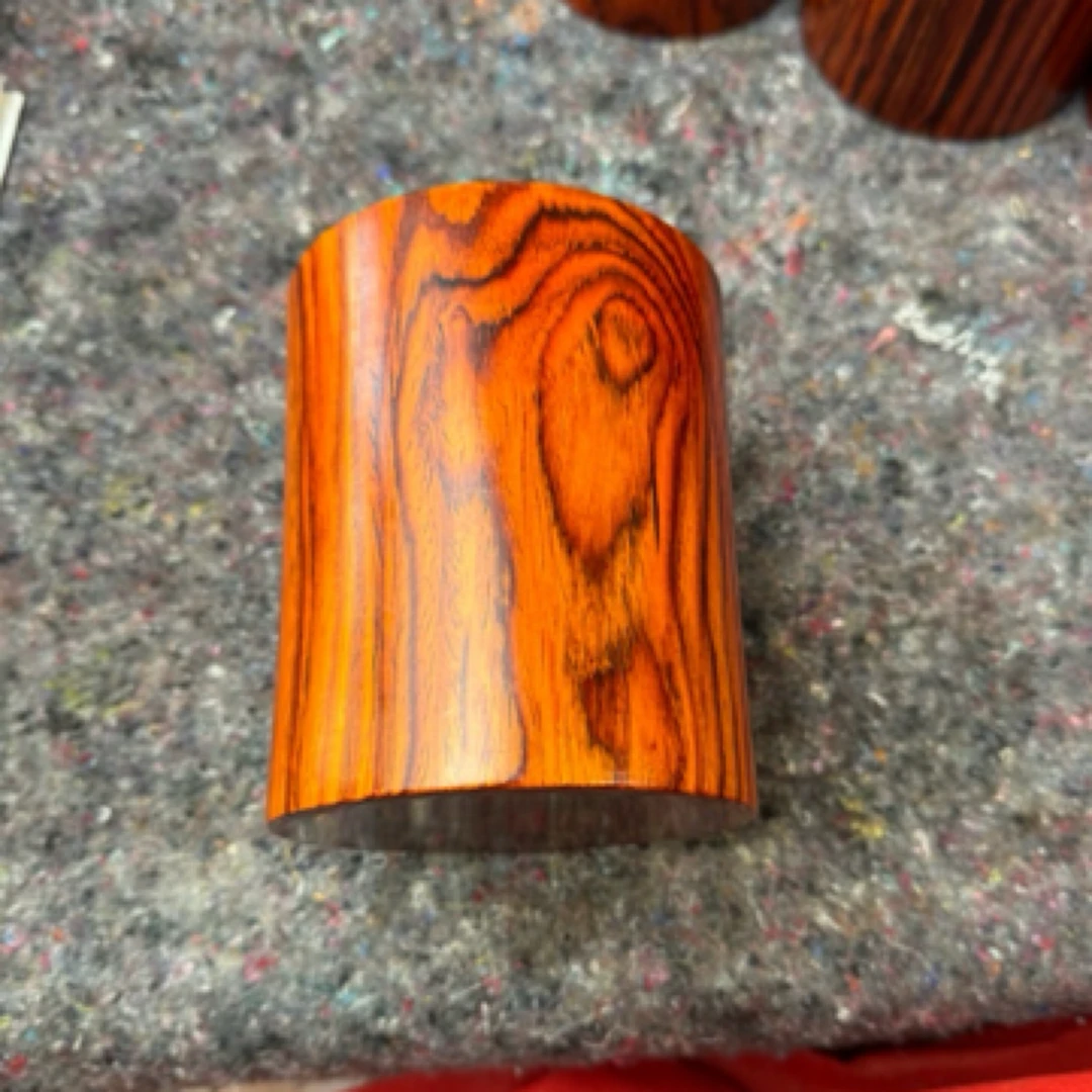 精品微凹红酸枝笔筒