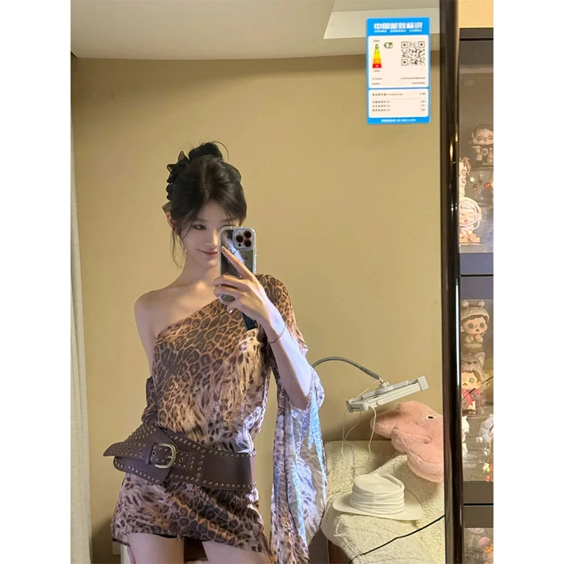 2025秋季新款辣妹风豹纹印花斜领连衣裙女设计感性感露肩包臀短裙