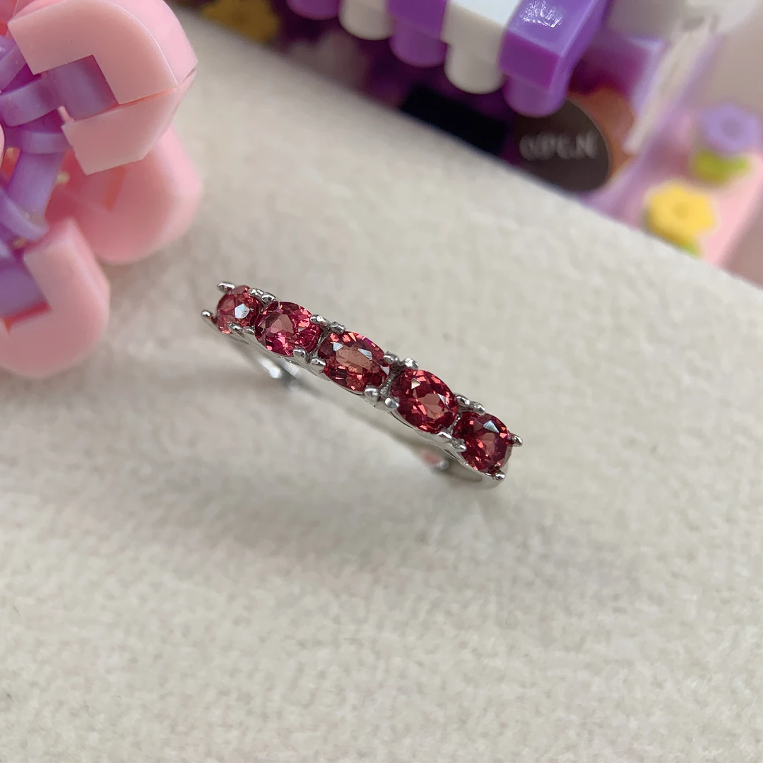 925银镶嵌石榴石戒指精品石榴石活口女戒排戒