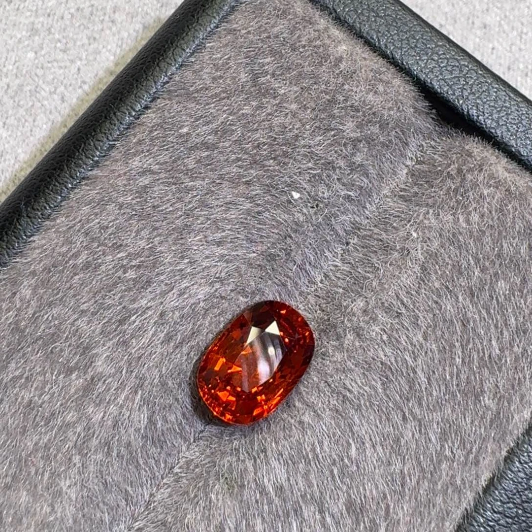 未镶嵌裸石石榴石（芬达石）3.01克拉一粒