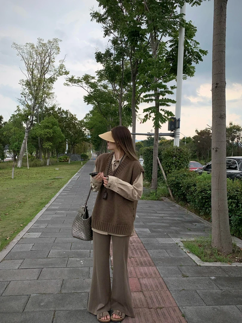 2025秋季新款咖色针织马甲背心女无袖毛衣叠穿衬衫百搭休闲裤套装