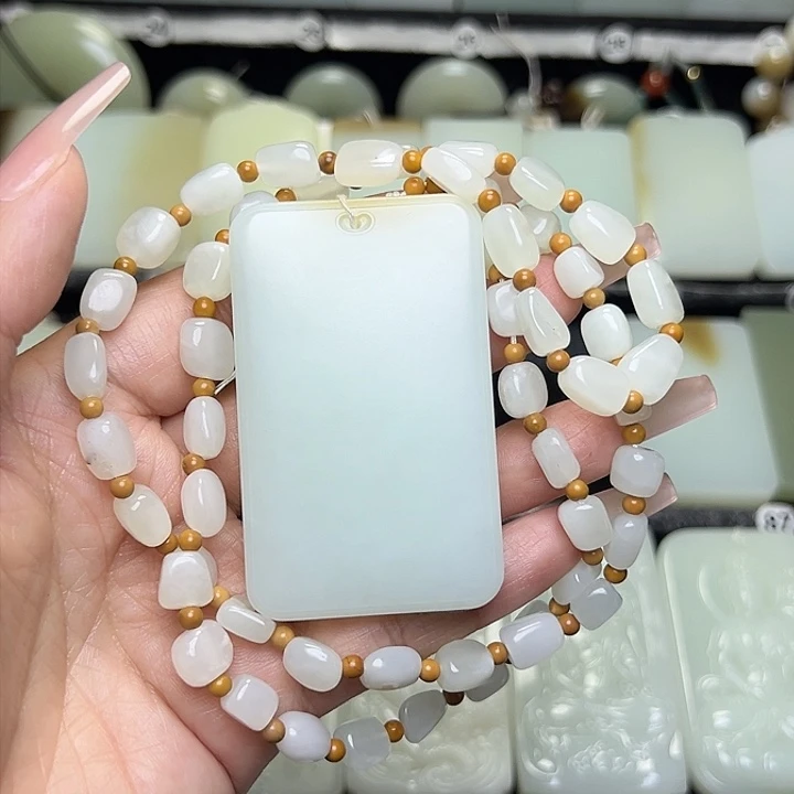 和田玉未镶嵌颈饰峰****哥