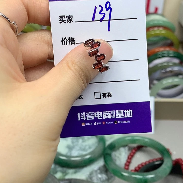 蛇纹石玉未镶嵌手镯多样性随机发其中之一