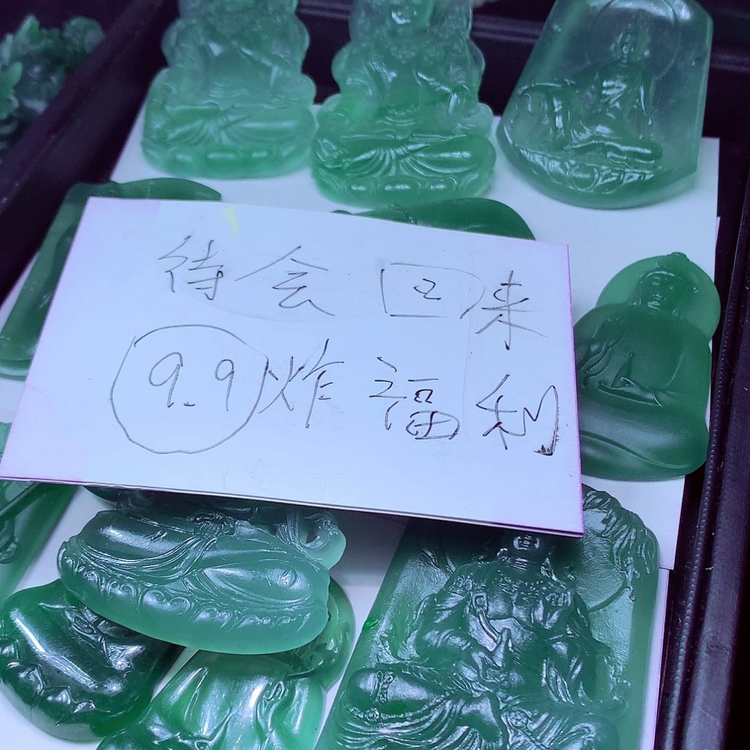 星****定制翡翠未镶嵌天然翡翠A货毛货挂件