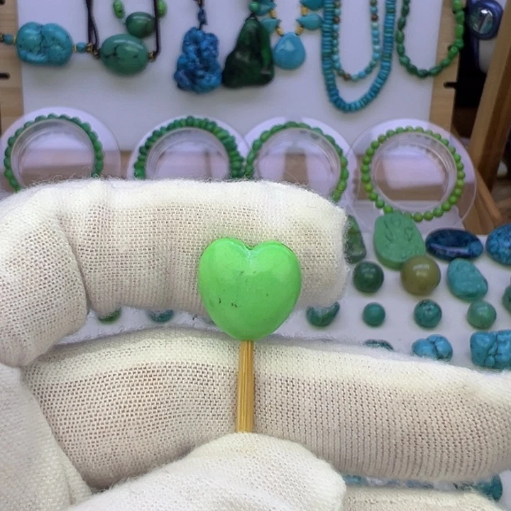 菜籽绿爱心吊坠13.2mm兰