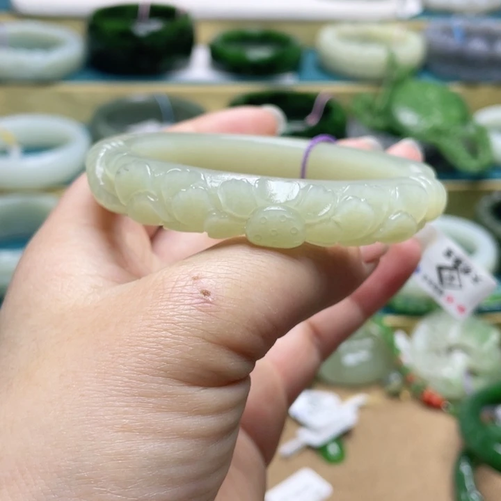 和田玉手镯60圈口。编号115未镶嵌