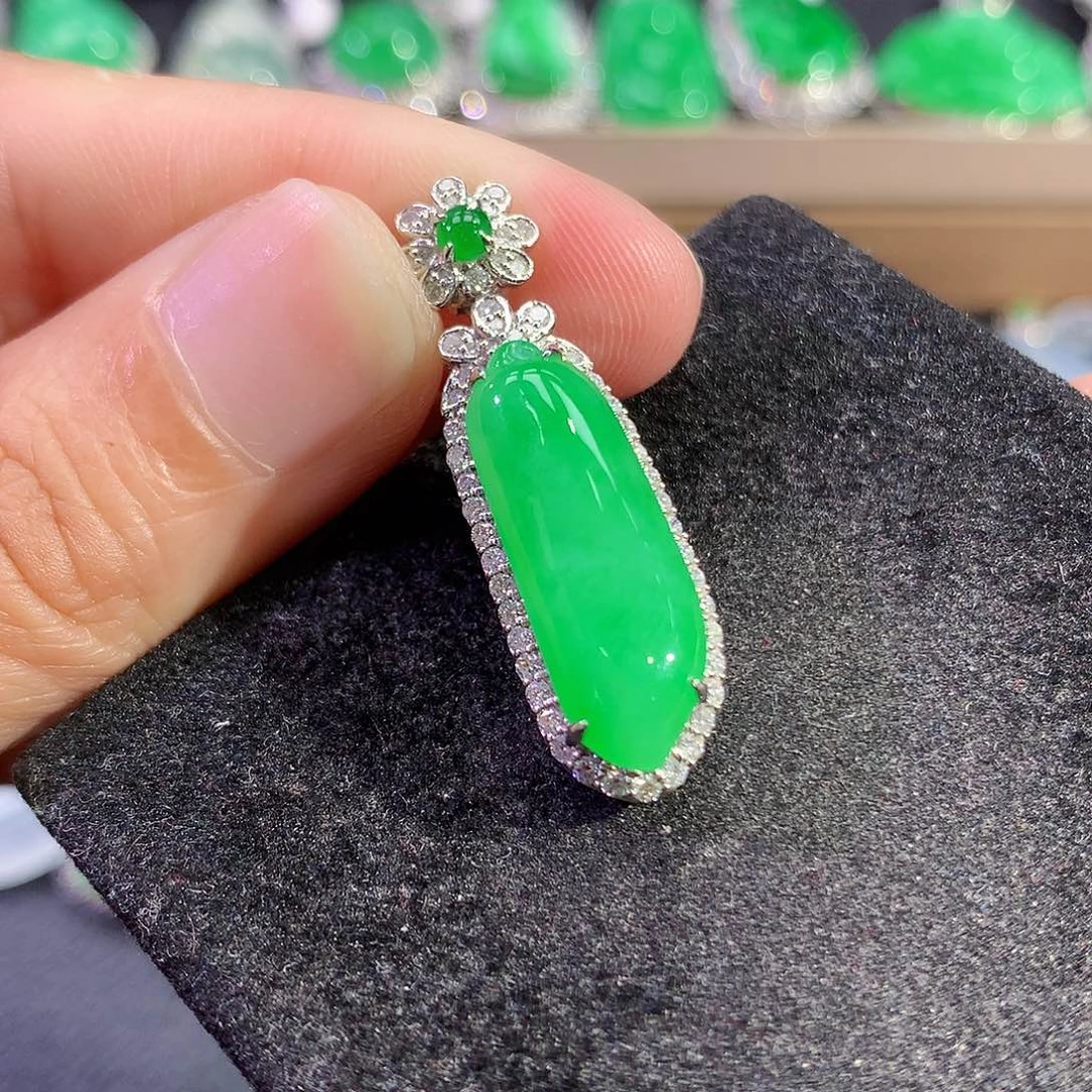 翡翠18K金镶嵌吊坠(赠链)