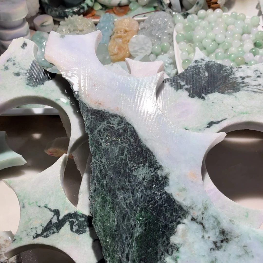 翡翠未镶嵌颈饰边角料