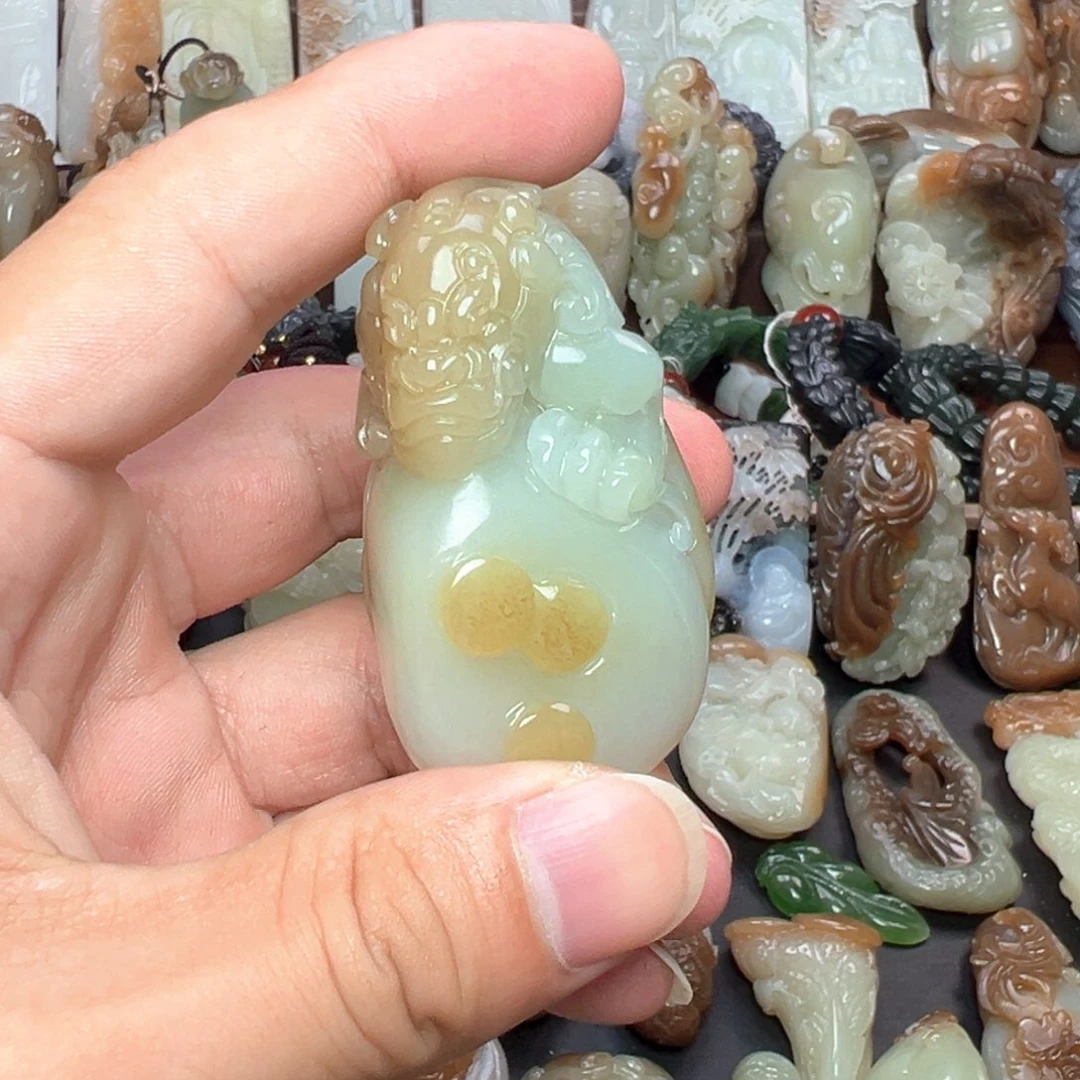 和田玉未镶嵌把件