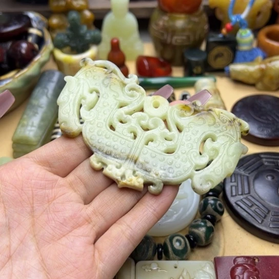 蛇纹石玉未镶嵌颈饰