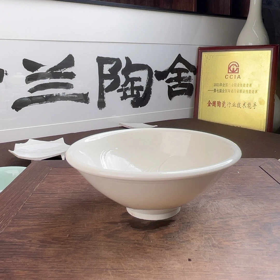 定窑白釉刻花唇口盏