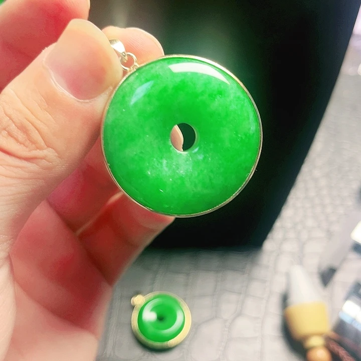 颈饰18K金镶嵌翡翠