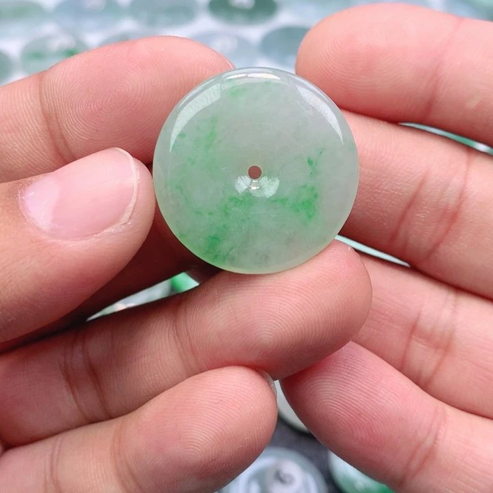 期***待翡翠未镶嵌颈饰缅甸天气A货翡翠