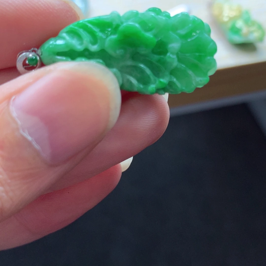 翡翠18K金镶嵌颈饰吊坠