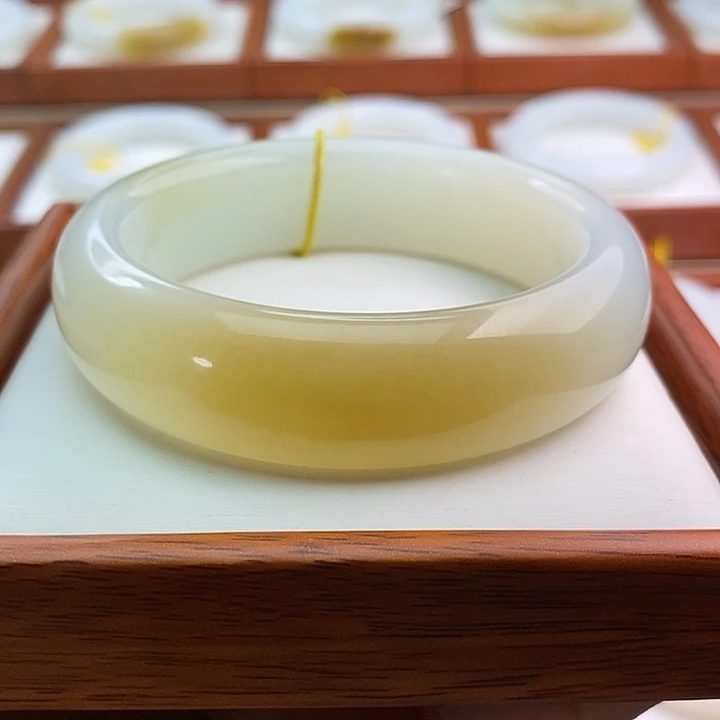 和田玉（糖玉）手镯未镶嵌骆**梅