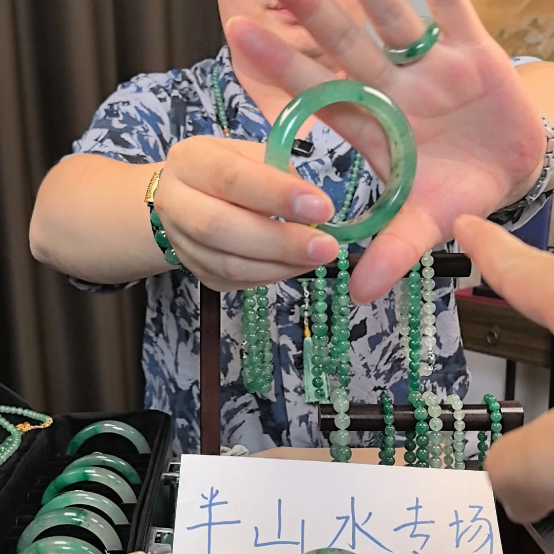 石英质玉手镯未镶嵌凯*。