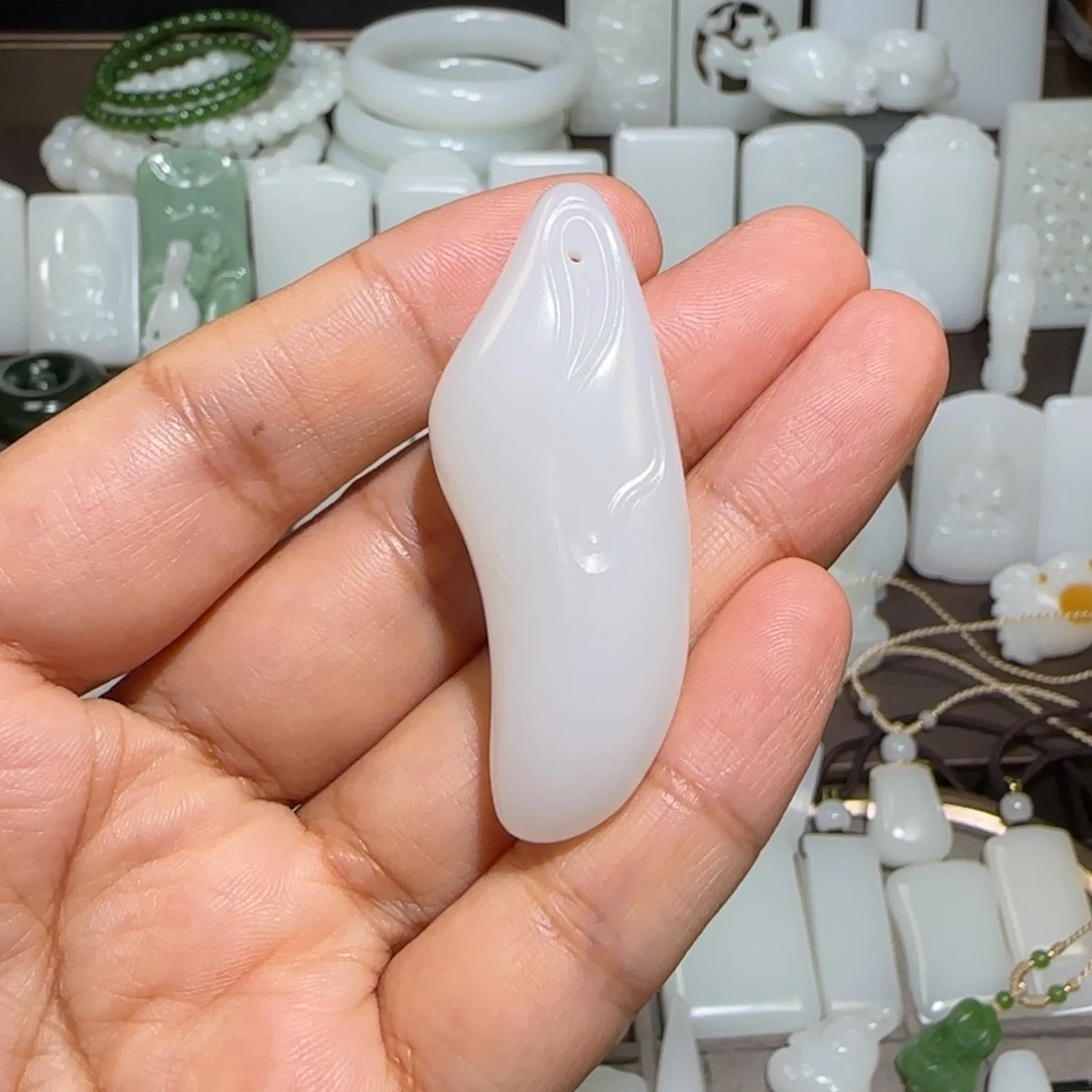 和田玉未镶嵌颈饰盐***花