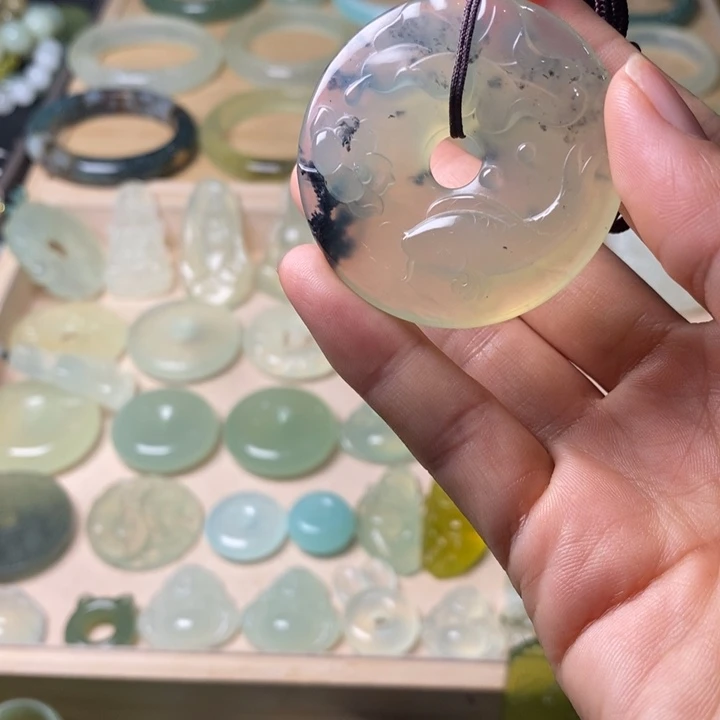 蛇纹石玉未镶嵌颈饰