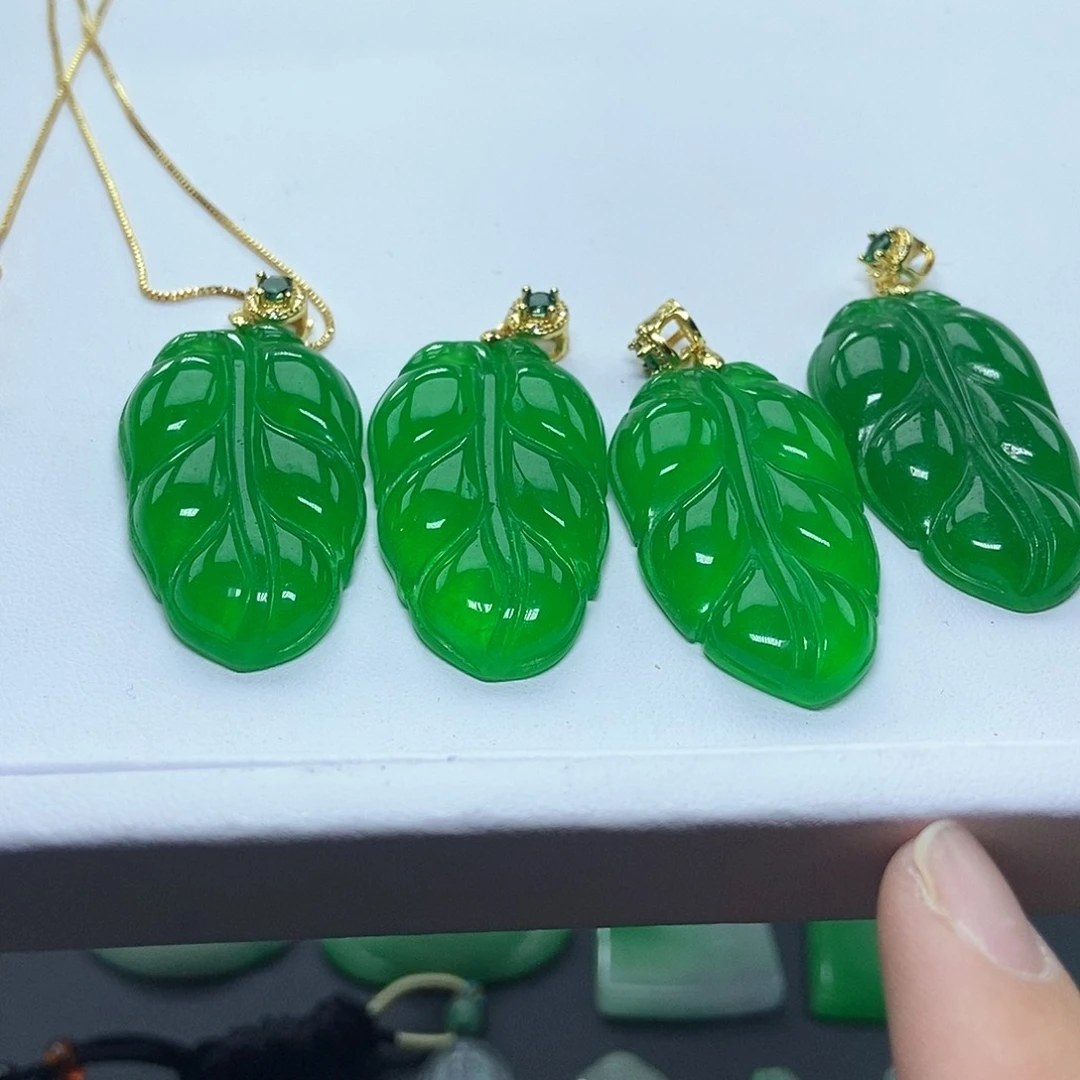 翡翠吊坠(赠链)未镶嵌