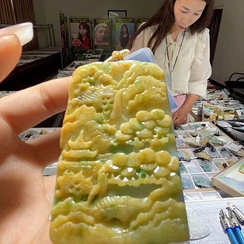 翡翠未镶嵌颈饰一个