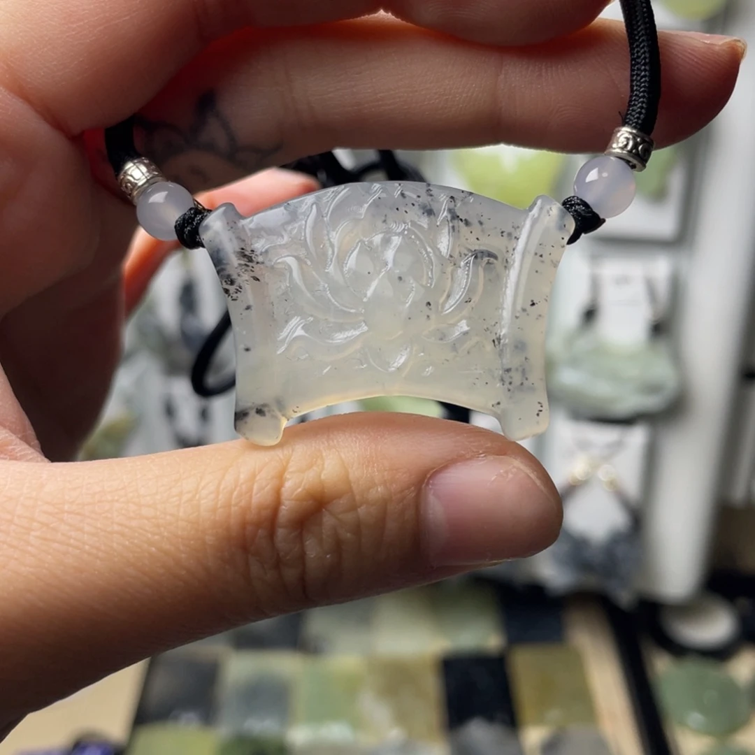岫玉颈饰未镶嵌花卷吊坠