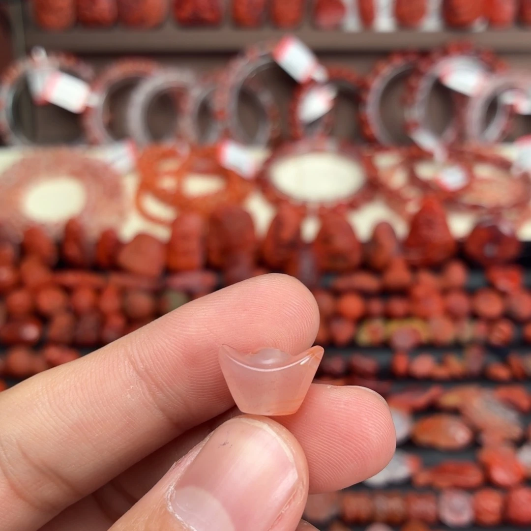 南红玛瑙未镶嵌颈饰元宝