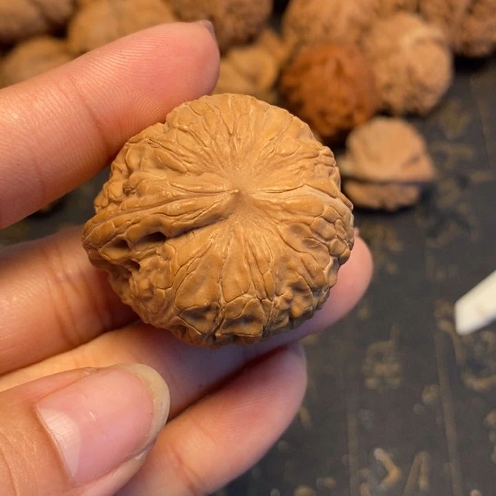 文玩核桃吊坠灰****发文玩核桃异形单只