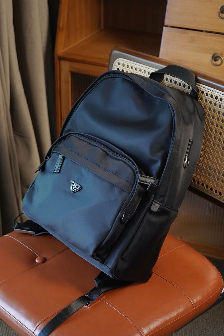 Pra**双肩背包气垫背带户外透气男防盗双肩背休闲黑色拉链轻便