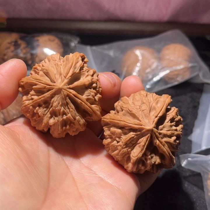 桃核把件三棱灯笼