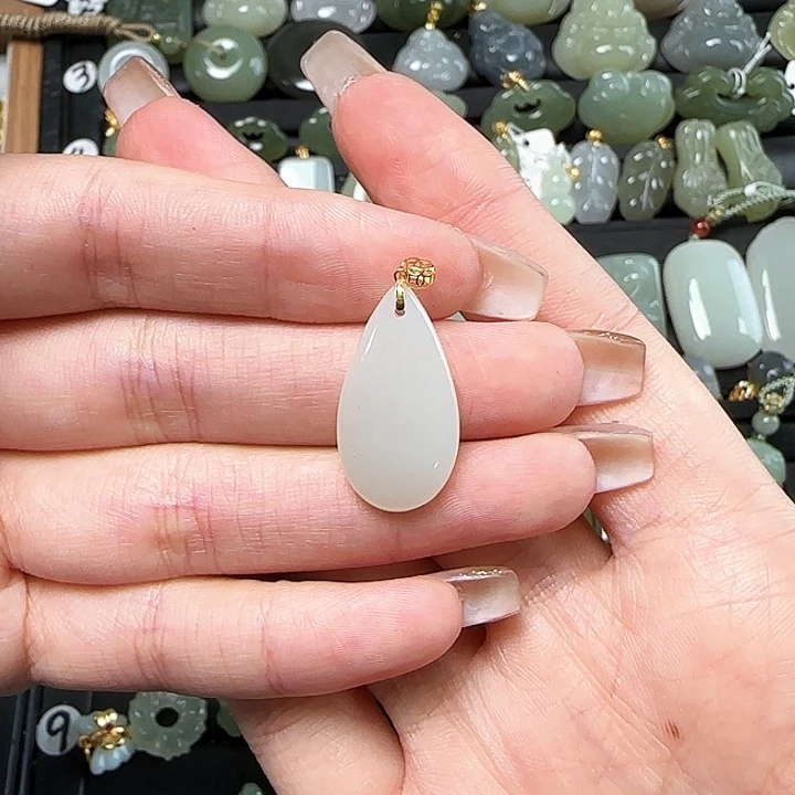 和田玉18K金镶嵌颈饰