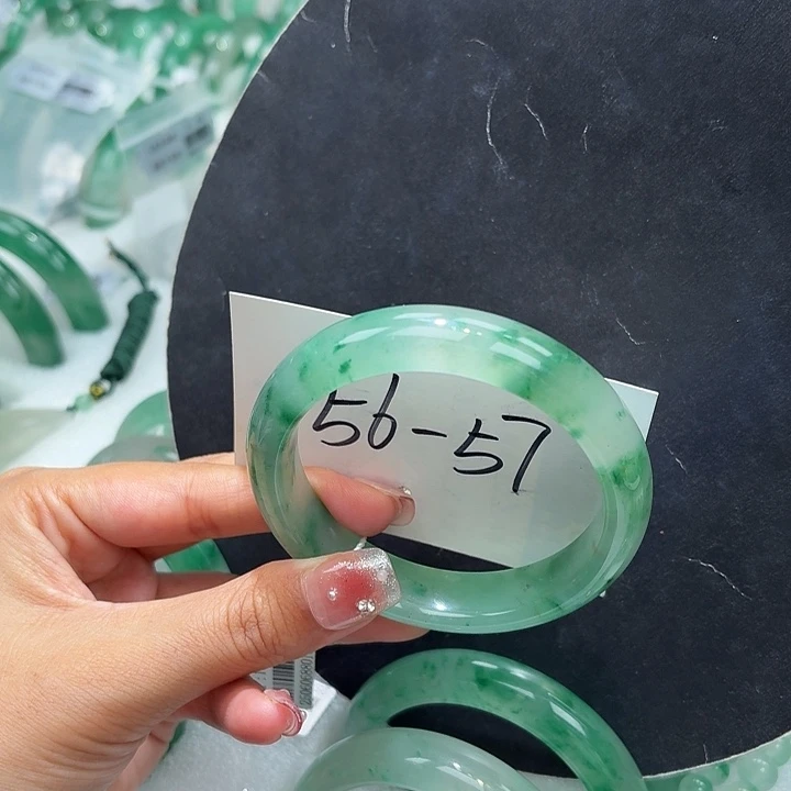 未镶嵌手镯石英质玉（非洲翠）
