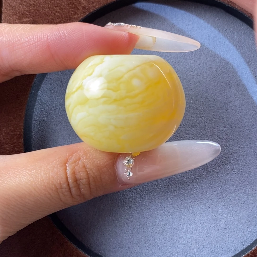 琥珀裸石未镶嵌墩子