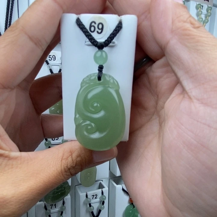 往***生石英质玉未镶嵌颈饰