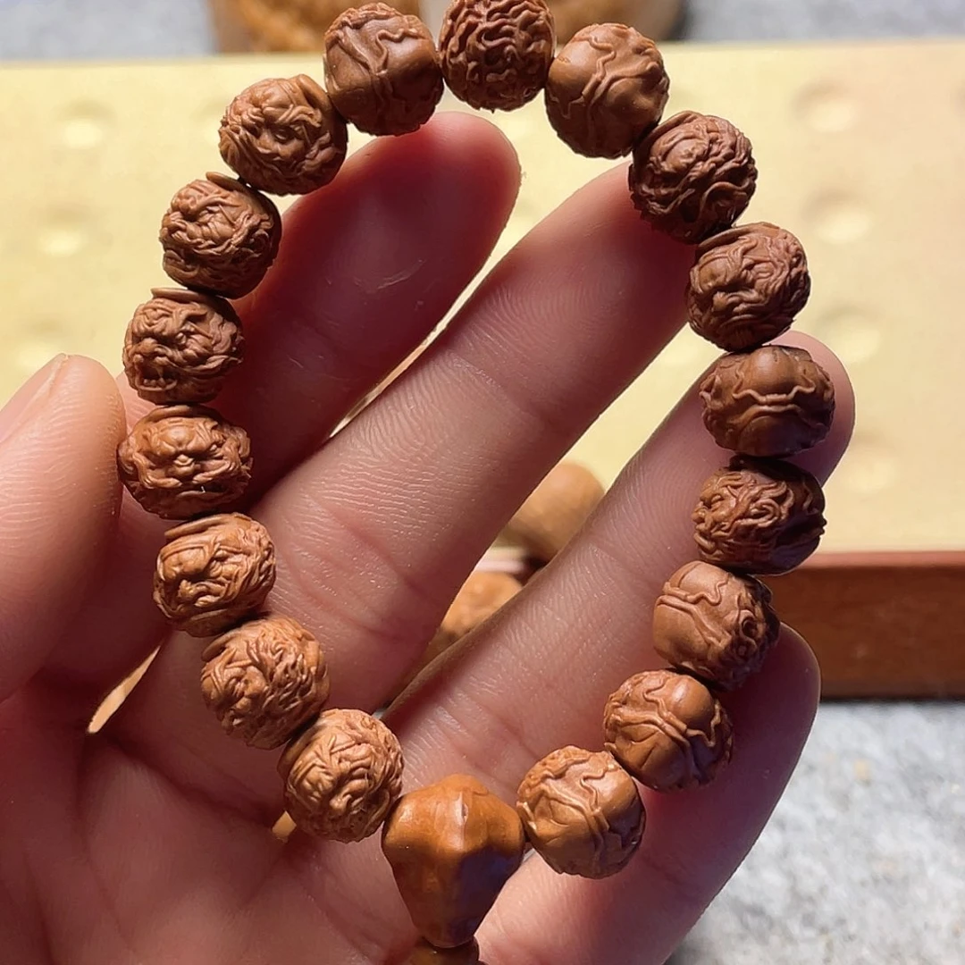 龙纹桃核雕刻钟馗头
