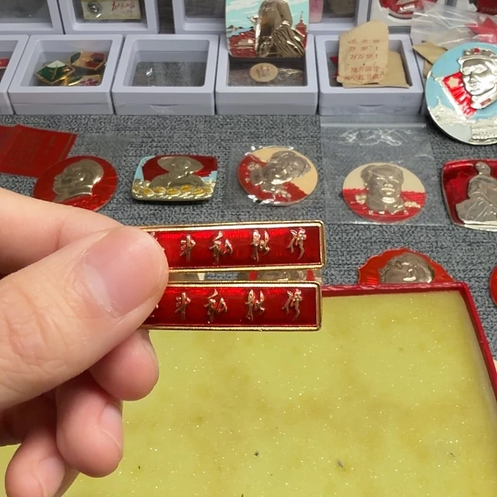 鲁***歌爷爷伟人纪念品..