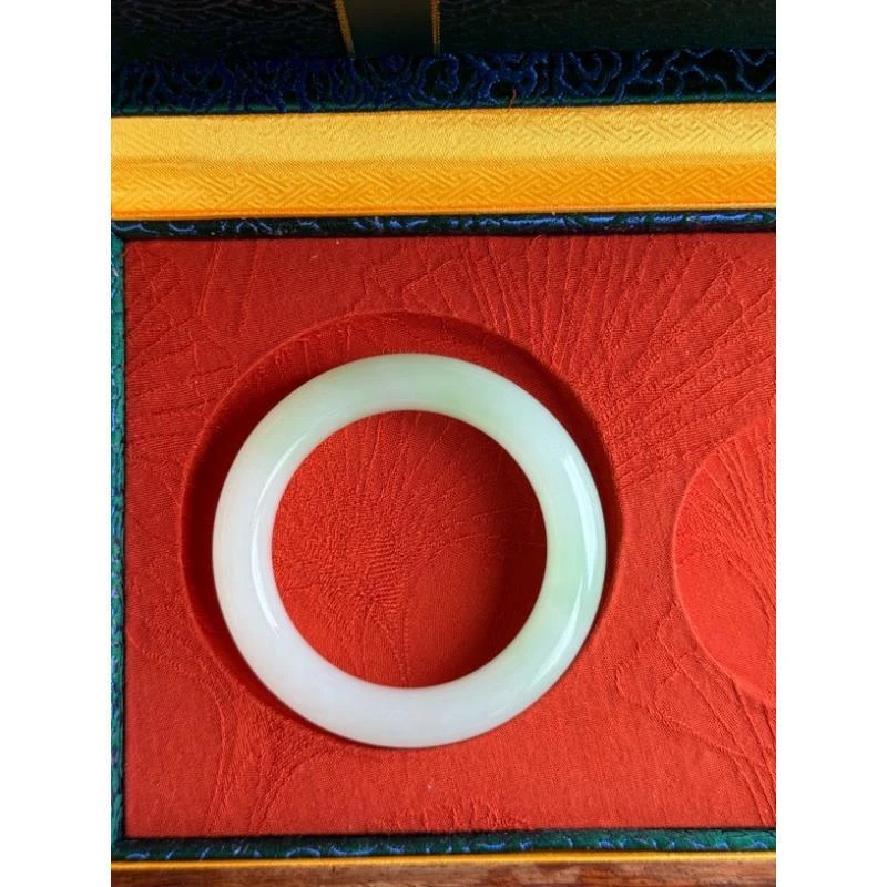 天然玉石和田玉高货白底翠翠青手镯54圈口