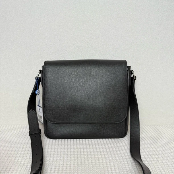 99新 LouisVuitton/路易威登 5878/时尚芯片款黑色全皮小号邮差包