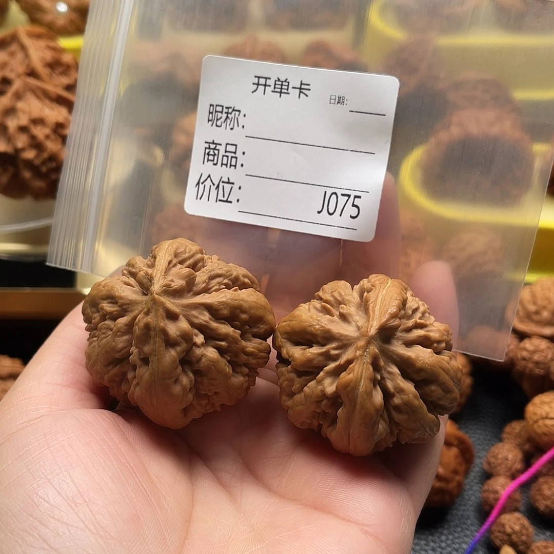 文玩核桃吊坠刘*宝Hbvvcgvujn