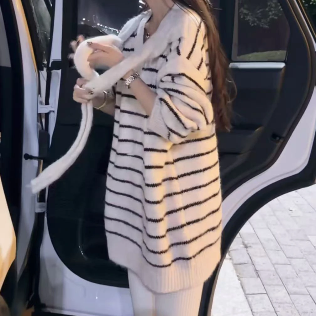 今年流行穿搭2025秋冬新款温柔风条纹马海毛毛针织衫披肩长袖上衣