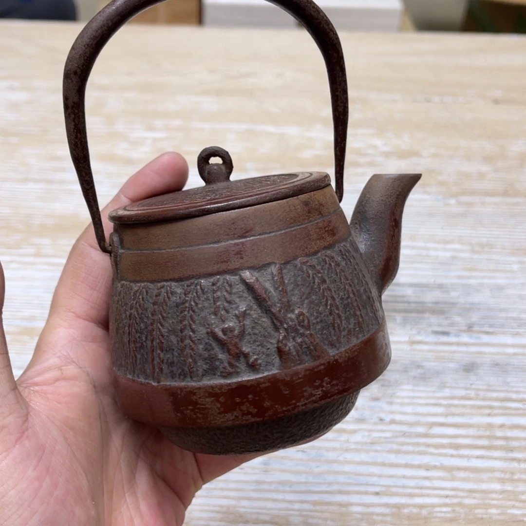 瓷片密密麻麻地排列着一个